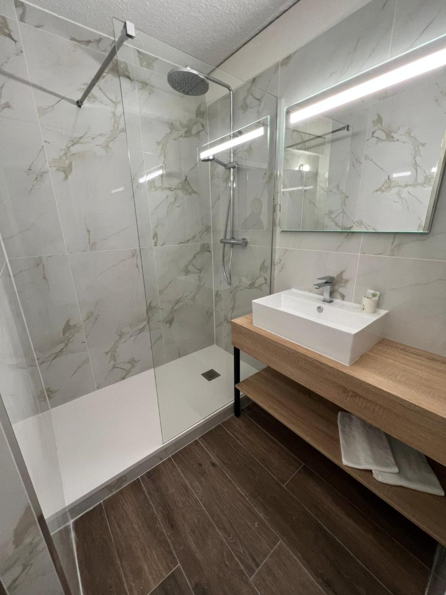 Brit Hotel Confort Gien Ngoại thất bức ảnh