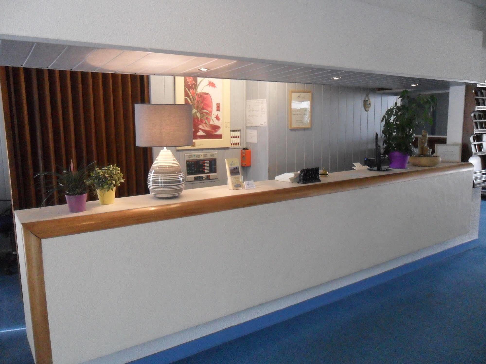 Brit Hotel Confort Gien Ngoại thất bức ảnh